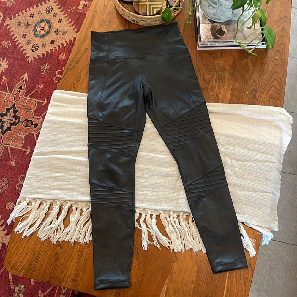 ☀️Athleta Inclination Moto Tight/Legging XS iridescent gray—worn once!☀️